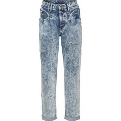 Dżinsy Mom bonprix niebieski "moonwash". Jeansy marki bonprix. Za 49.99 zł.