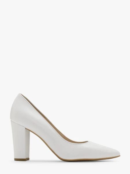 Czółenka na słupku. Białe czółenka Ryłko, bez wzorów, ze skóry, bez obcasa, na słupku, bez zapięcia. W wyprzedaży za 279.99 zł.