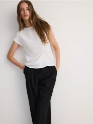 Bluzka z wiskozy - złamana biel. Bluzki Reserved, l, bez wzorów, z wiskozy, bez kołnierzyka, bez ramiączek. W wyprzedaży za 39.99 zł.