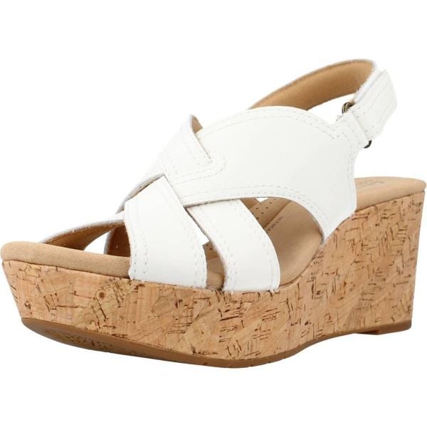 Sandały CLARKS ROSE ERIN Biały. Białe sandały Clarks, bez wzorów, ze skóry, sportowe, bez obcasa, bez zapięcia. Za 253.99 zł.