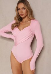 Różowe Eleganckie Body Longsleeve z Ozdobnym Marszczeniem Zimanya. Czerwone body i gorsety Renee, bez wzorów, bez ramiączek. W wyprzedaży za 39.99 zł.