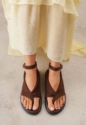 Brązowe Sandały w Stylu Japonek z Paskiem na Palec Imitacji Zamszu Arrierena. Brązowe sandały Renee, bez wzorów, z satyny, boho, bez obcasa, na płaskiej podeszwie, bez zapięcia. Za 99.99 zł.