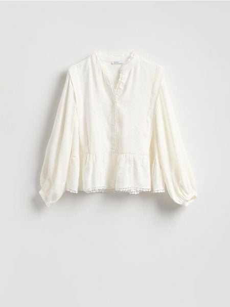 Bluzka z modalem - złamana biel. Bluzki Reserved, l, bez wzorów, z tkaniny, bez kołnierzyka, bez ramiączek. Za 149.99 zł.