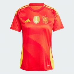 Koszulka Spain 24 Home. Czerwone t-shirty sportowe adidas, l, z aplikacjami, z materiału, bez ramiączek, do piłki nożnej. Za 449.00 zł.