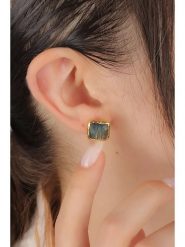 Pierres delicates Pozłacane kolczyki-wkrętki z labradorytami rozmiar: onesize. Żółte kolczyki Pierres delicates, z labradorytem, pozłacane. Za 78.47 zł.