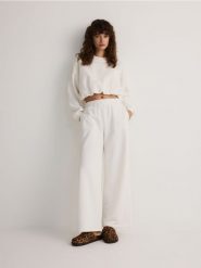 Krótka bluza ze ściągaczem - złamana biel. Bluzy Reserved, l, bez wzorów, z bawełny, bez ramiączek, bez kaptura. Za 89.99 zł.