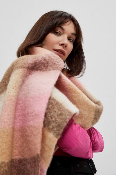 Gruby szal z frędzlami. Szaliki i kominy MOODO, bez wzorów, z poliesteru. W wyprzedaży za 31.99 zł.