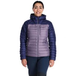 Kurtka puchowa damska Rab Microlight Alpine Jacket z kapturem. Fioletowe kurtki RAB, m, bez wzorów, z puchu, z kapturem. Za 769.99 zł.