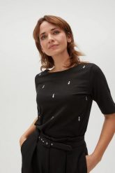 Bluzka ozdobiona koralikami czarna. Czarne bluzki MOODO, l, bez wzorów, z bawełny, bez kołnierzyka, bez ramiączek. Za 79.99 zł.