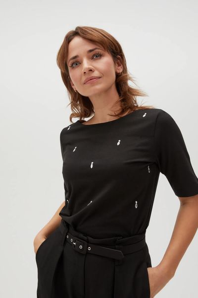 Bluzka ozdobiona koralikami czarna. Czarne bluzki MOODO, s, bez wzorów, z bawełny, bez kołnierzyka, bez ramiączek. W wyprzedaży za 19.99 zł.