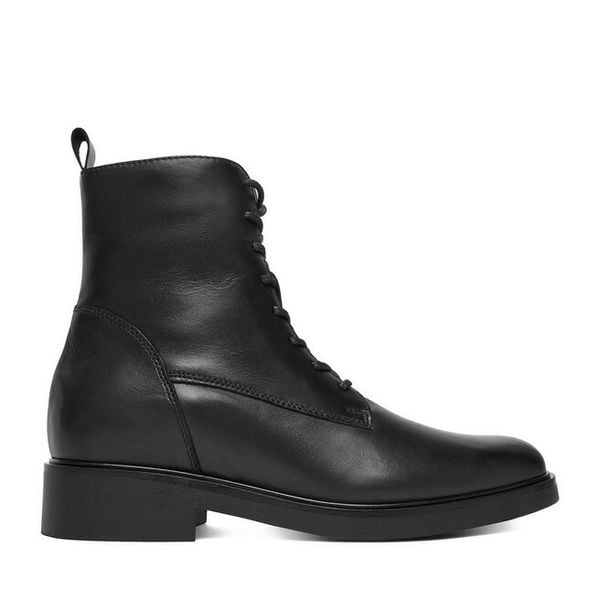 Trzewiki GINO ROSSI. Czarne botki Gino Rossi, bez wzorów, bez obcasa, na płaskiej podeszwie, bez zapięcia. Za 329.99 zł.