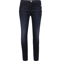 Jeansy ZION MID RISE SKINNY Granatowy. Spodnie materiałowe marki J Brand. W wyprzedaży za 700.00 zł.