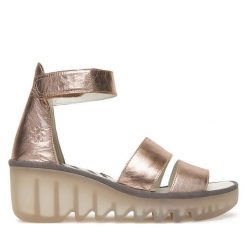 Sandały Fly London. Żółte sandały Fly London, bez wzorów, bez obcasa, na koturnie, bez zapięcia. Za 547.99 zł.