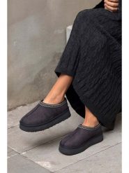 Trendyol Skórzane kapcie w kolorze czarnym rozmiar: 36. Czarne kapcie Trendyol, bez wzorów. Za 260.99 zł.