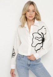 Biała Bawełniana Koszula z Kwiatowymi Aplikacjami Talreina. Białe koszule Born2be, s, z aplikacjami, z bawełny, eleganckie, bez kołnierzyka, bez ramiączek. W wyprzedaży za 84.99 zł.