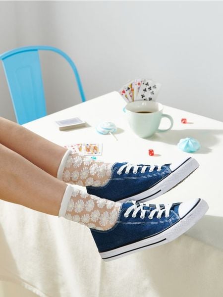 Trampki - niebieski. Niebieskie trampki Sinsay, bez wzorów, z gumy, klasyczne, bez zapięcia. Za 29.99 zł.