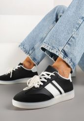 Czarne Sneakersy Typu Kultowe Tenisówki ze Zdobieniem z Perłami Nalavia. Czarne trampki Renee, z aplikacjami, z jeansu, eleganckie, bez zapięcia. W wyprzedaży za 67.99 zł.