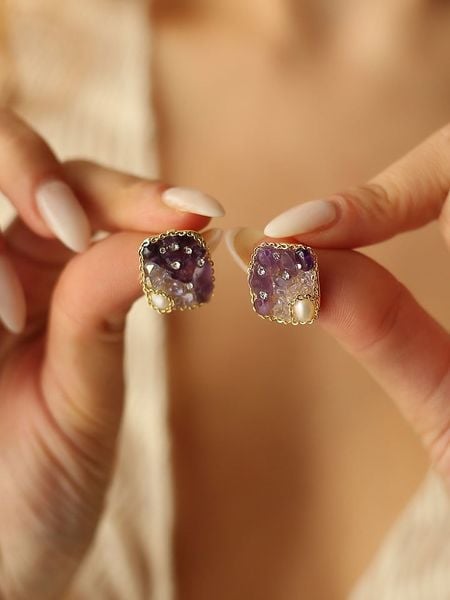 Pierres delicates Pozłacane kolczyki-wkrętki z perłami i kamieniami szlachetnymi rozmiar: onesize. Białe kolczyki Pierres delicates, z ametystem, pozłacane. Za 52.99 zł.