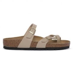 Klapki damskie Birkenstock Mayari. Brązowe klapki Birkenstock, bez wzorów, z materiału, sportowe, bez obcasa, bez zapięcia. Za 635.00 zł.