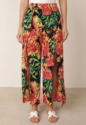 Czarno-Zielone Letnie Spodnie Casual w Kwiatowy Wzór z Rozcięciami w Nogawkach Parthena. Czarne jeansy Born2be, na lato, m, bez wzorów, z jeansu, casualowe, z podwyższonym stanem, długie. Za 49.99 zł.