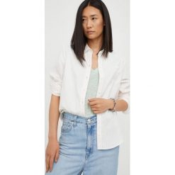 Levi's koszula bawełniana damska kolor biały regular z kołnierzykiem klasycznym. Białe koszule Levi's, l, bez wzorów, z bawełny, klasyczne, bez kołnierzyka, bez ramiączek. W wyprzedaży za 254.99 zł.