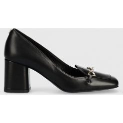 Love Moschino czółenka skórzane kolor czarny na słupku. Czarne czółenka Love Moschino, bez wzorów, bez obcasa, na obcasie, bez zapięcia. W wyprzedaży za 719.99 zł.