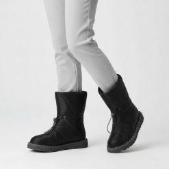 Śniegowce damskie Artiker, cholewka z pikowanego materiału z ociepleniem i regulacją na troczek gruba podeszwa z wyraźnym profilem, czarne, 51C0361. Czarne botki Artiker, z aplikacjami, eleganckie, bez obcasa, na płaskiej podeszwie, bez zapięcia. Za 289.00 zł.