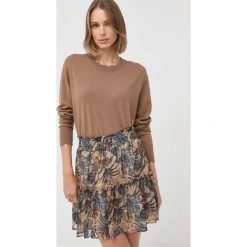 Pinko sweter wełniany damski kolor beżowy lekki. Brązowe swetry Pinko, l, bez wzorów, z dzianiny, bez ramiączek. W wyprzedaży za 629.99 zł.