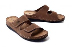 TAMARIS 27510-41 341 taupe, klapki profilaktyczne damskie. Brązowe klapki Tamaris, bez wzorów, ze skóry, bez obcasa, na koturnie, bez zapięcia. Za 179.90 zł.