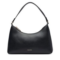 Torebka Calvin Klein. Czarne torebki klasyczne Calvin Klein, bez wzorów, klasyczne, bez dodatków. Za 369.99 zł.