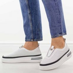 Białe ażurowane skórzane półbuty damskie T.Sokolski w26-674. Białe półbuty wsuwane Sokolski, na jesień, z aplikacjami, z gumy, klasyczne, z okrągłym noskiem, bez obcasa. Za 219.00 zł.