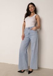 Jasnoniebieskie Jeansy z Bawełny o Szerokim Kroju z Wysokim Stanem Senoth. Niebieskie jeansy Born2be, l, bez wzorów, z bawełny, klasyczne, z podwyższonym stanem. Za 109.99 zł.