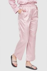 JUICY COUTURE Różowe satynowe spodnie piżamowe damskie w logo, Rozmiar M. Czerwone piżamy Juicy Couture, m, bez wzorów, z satyny, bez kołnierzyka, bez ramiączek. W wyprzedaży za 190.99 zł.
