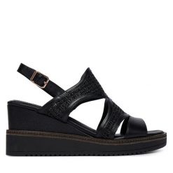 Sandały Tamaris. Czarne sandały Tamaris, bez wzorów, bez obcasa, na koturnie, bez zapięcia. Za 409.99 zł.