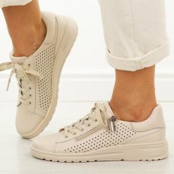 Beżowe skórzane półbuty damskie Cambell 19403. Brązowe półbuty wsuwane Cambell, na jesień, w ażurowe wzory, z jeansu, casualowe, bez obcasa, na płaskiej podeszwie. Za 239.00 zł.