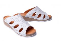 COMFORTABEL 700579-03 weiss, klapki damskie. Szare klapki Comfortabel, bez wzorów, ze skóry, bez obcasa, na koturnie, bez zapięcia. Za 359.90 zł.