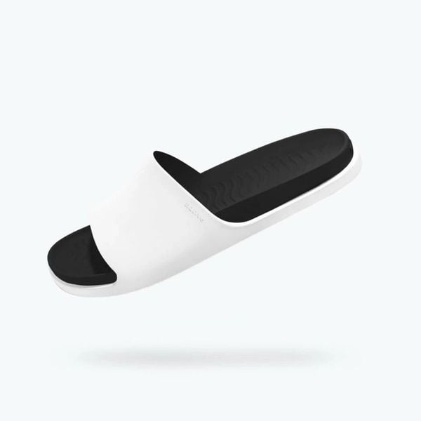 Klapki NATIVE SPENCER LX. Białe klapki Native Shoes, bez wzorów, bez obcasa, bez zapięcia. Za 139.99 zł.