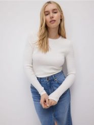 Strukturalna bluzka z wiskozą - złamana biel. Bluzki Reserved, l, bez wzorów, z dzianiny, bez kołnierzyka, bez ramiączek. W wyprzedaży za 49.99 zł.