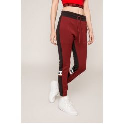 Nike Sportswear - Spodnie. Spodnie sportowe marki Nike Sportswear. W wyprzedaży za 199.90 zł.