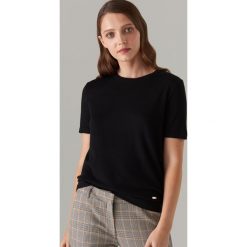 Dzianinowa bluzka basic - Czarny. Czarne bluzki Mohito, l, bez wzorów, z dzianiny, bez kołnierzyka, bez ramiączek. Za 49.99 zł.