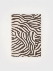 Szalik ze zwierzęcym wzorem - czarny. Czarne szaliki i kominy Reserved, bez wzorów. W wyprzedaży za 25.99 zł.