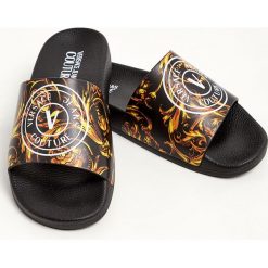 Klapki VERSACE JEANS COUTURE. Białe klapki Versace Jeans Couture, bez wzorów, z jeansu, bez obcasa, bez zapięcia. W wyprzedaży za 209.30 zł.