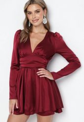 Bordowa Satynowa Sukienka Mini z Głębokim Dekoltem i Wiązaniem z Tyłu Liadan. Czerwone sukienki Born2be, na imprezę, m, bez wzorów, z satyny, eleganckie, bez kołnierzyka, bez ramiączek, mini. W wyprzedaży za 111.99 zł.
