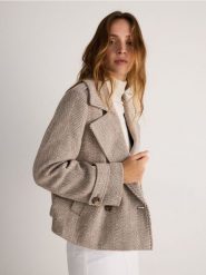 Krótka dwurzędowa kurtka - beżowy. Brązowe kurtki Reserved, l, bez wzorów, z bawełny, bez kaptura. W wyprzedaży za 179.99 zł.