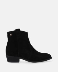 ZAMSZOWE KOWBOJKI W KOLORZE CZARNYM E016SUBLOBB061. Czarne botki Venezia, bez wzorów, ze skóry, bez obcasa, bez zapięcia. Za 499.00 zł.