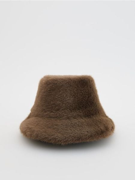 Kapelusz ze sztucznego futerk - brązowy. Brązowe kapelusze Reserved, bez wzorów. Za 79.99 zł.