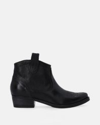 CZARNE KOWBOJKI DAMSKIE F008LEBLOBB040. Czarne botki Venezia, bez wzorów, ze skóry, bez obcasa, bez zapięcia. Za 749.00 zł.