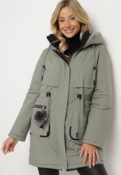Zielona Kurtka Parka z Kapturem i Ozdobną Zawieszką Ściągana w Pasie Zerilie. Zielone kurtki Born2be, m, bez wzorów, z jeansu, eleganckie, z kapturem. W wyprzedaży za 297.49 zł.