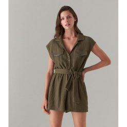 Kreszowany kombinezon z paskiem - Khaki. Kombinezony marki Mohito. Za 119.99 zł.