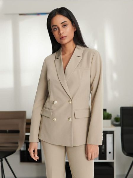 Marynarka dwurzędowa - brązowy. Brązowe marynarki i żakiety Sinsay, l, bez wzorów, z włókna, casualowe, bez ramiączek. Za 79.99 zł.